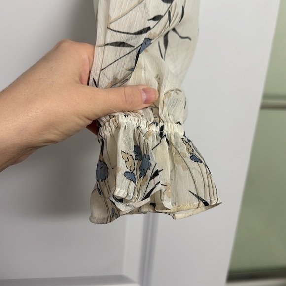 Floral Smocked top - Picture 5 of 7